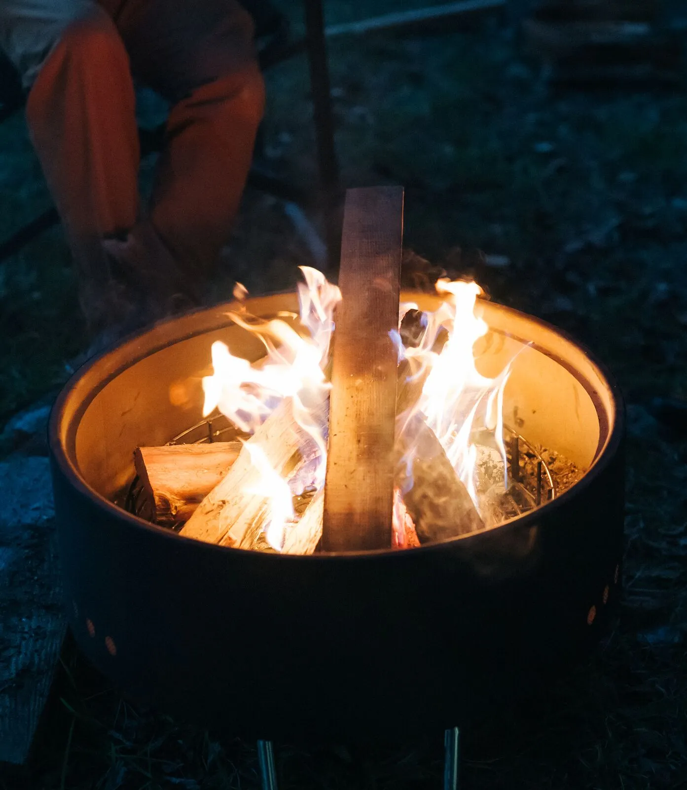 焚き火台で燃える薪の火