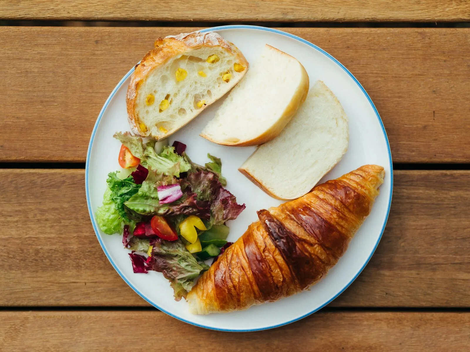 パンとサラダの朝食プレート