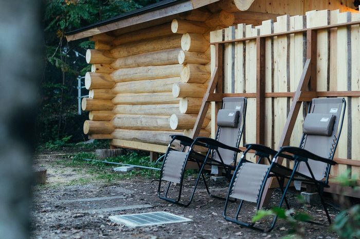 手刻みのログで組まれたサウナ小屋