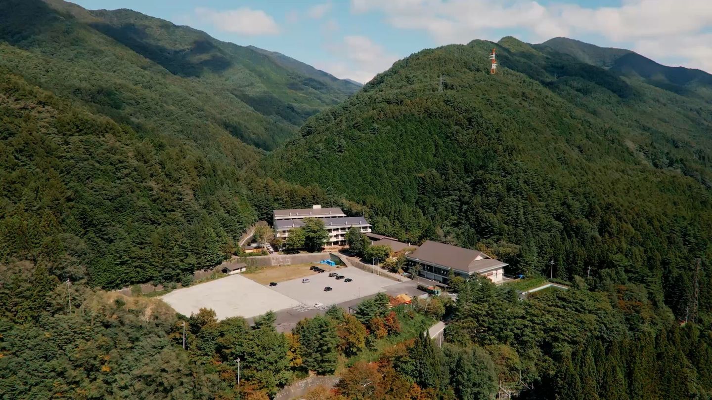 山あいに建つyama-niwaの空撮