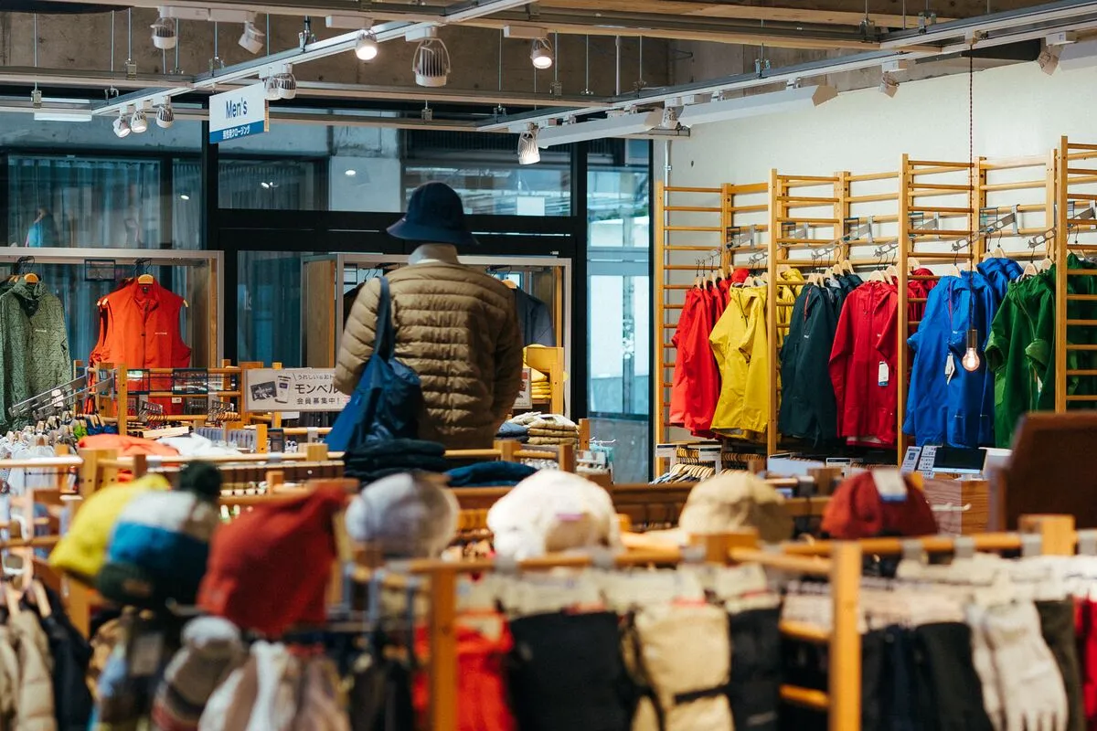 モンベル店内に並ぶアウトドア用品