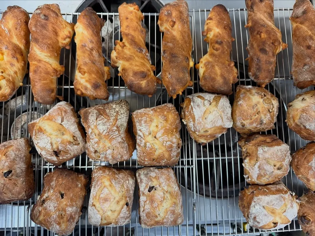棚に並んだ焼きたてのパン