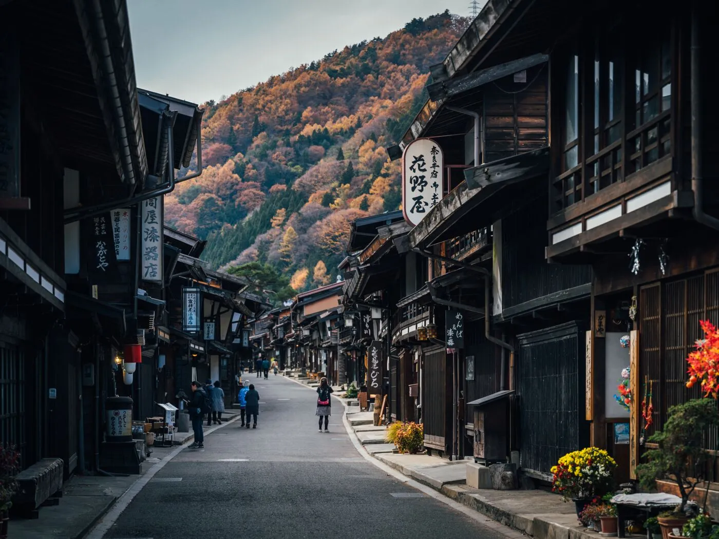 奈良井宿の町並みと紅葉の山
