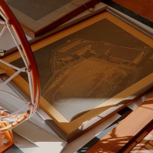 額縁に収められた校舎の航空写真