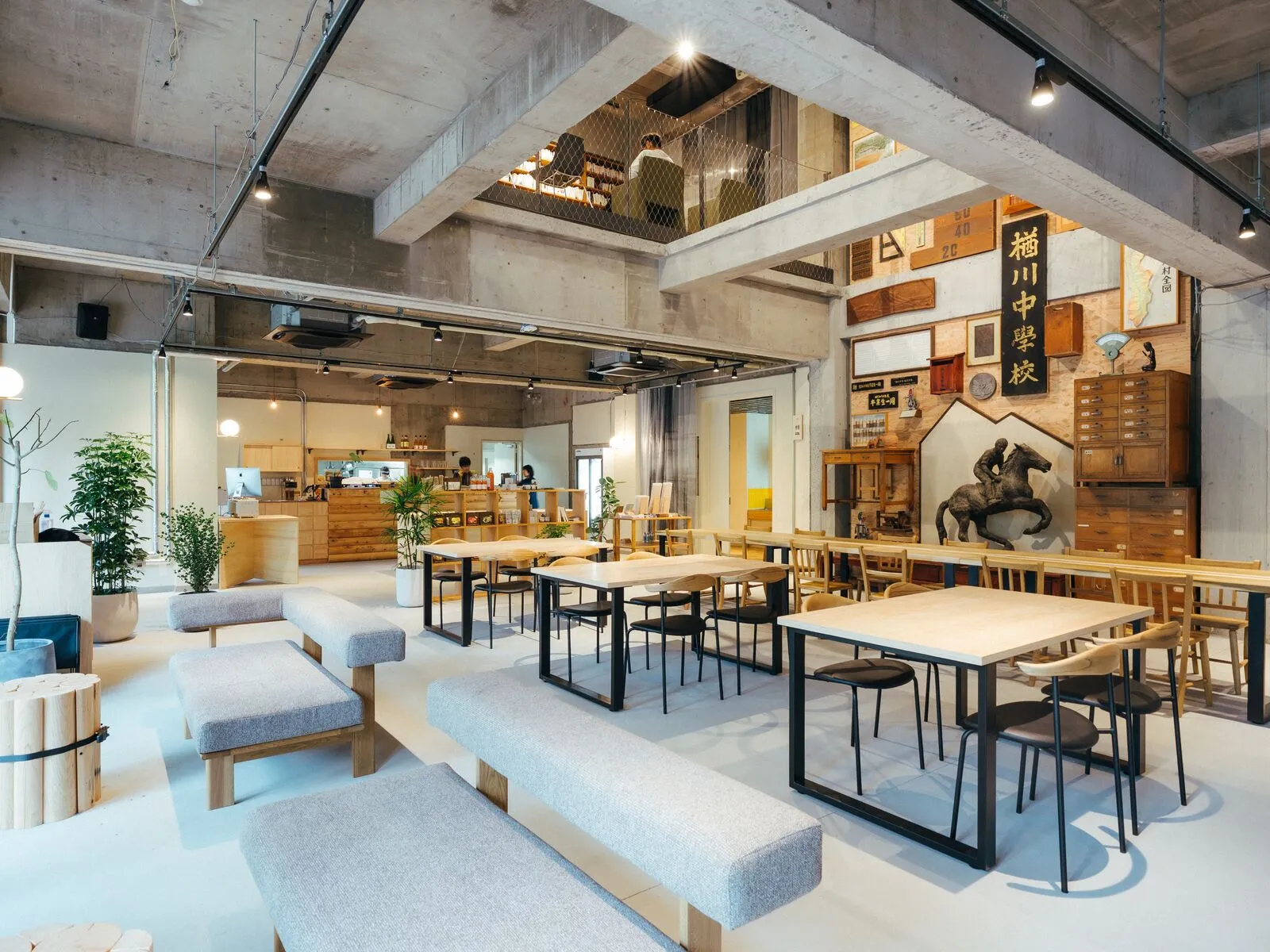 パンとコーヒーを楽しめる明るい店内
